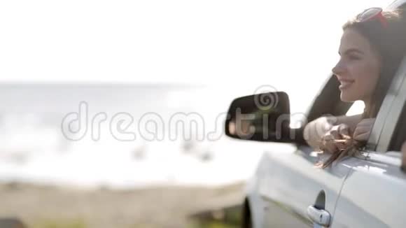 快乐的少女或在海边开车的女人视频的预览图