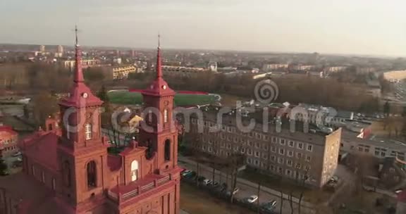 神圣的兴趣点360无人驾驶飞机射击圣彼得和保罗教堂在帕内维斯立陶宛春季下午视频的预览图