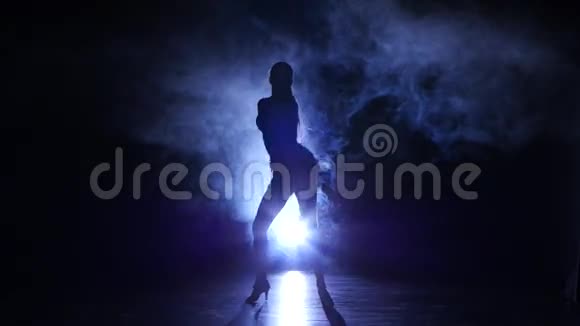 工作室里拉丁风格的跳舞女孩剪影深色背景视频的预览图
