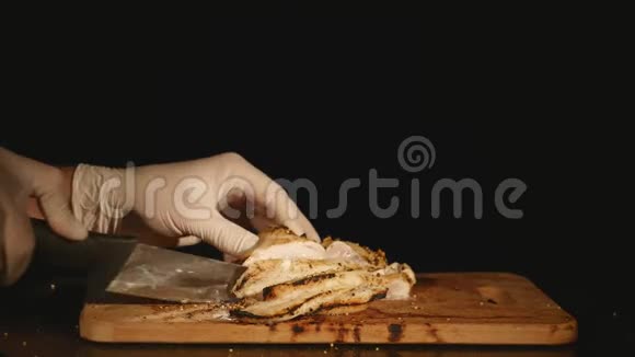 厨师用手切切木制裁板视频的预览图