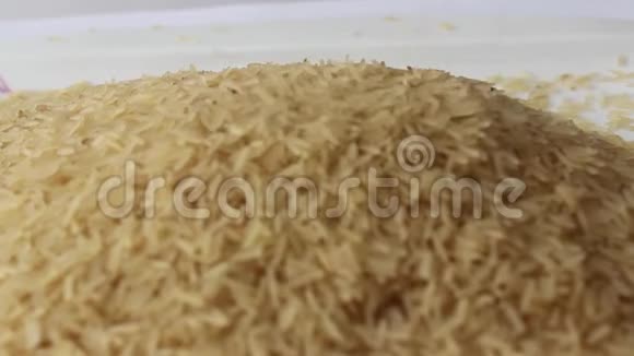 未煮熟的普通米粒视频的预览图