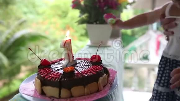 孩子第一次看到我生日的蛋糕是用樱桃和蜡烛视频的预览图