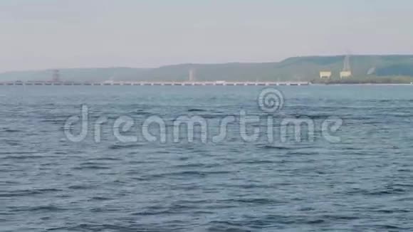 在阳光明媚的夏日托格利亚蒂的水力发电厂从船上的全景视频的预览图