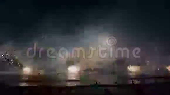 美丽的夜火照亮了天空什维列夫视频的预览图