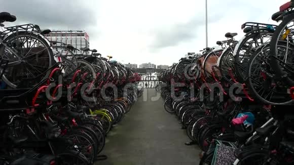 自行车停放在城市里视频的预览图