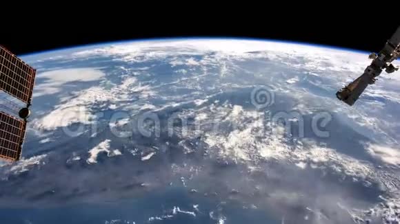 从国际空间站上看到的地球从太空观测到巨大的飓风Nasa时间间隔视频的预览图
