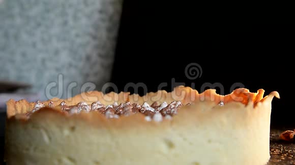 厨师用咖啡黄油奶油可可装饰蛋糕用筛子把它清空视频的预览图