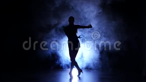 萨尔萨舞伦巴舞剪影舞深色背景蓝色背光视频的预览图