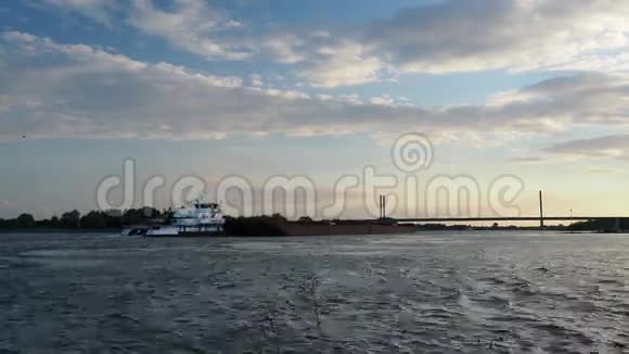 德国里斯河日落时一艘大推船沿着莱茵河行驶视频的预览图