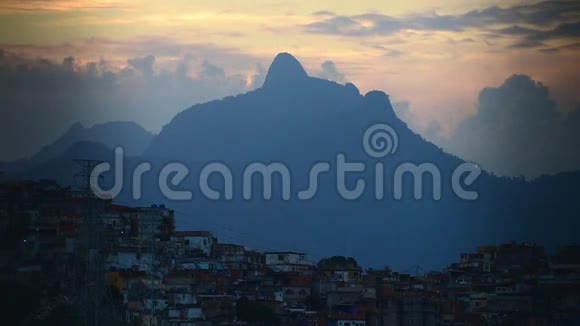 黄昏时里约热内卢贫民窟和山区全景视频的预览图