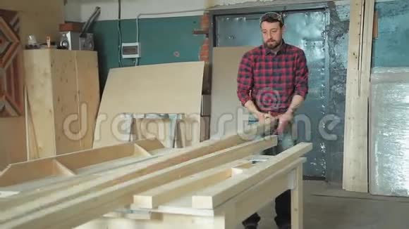 在木工车间生产视频的预览图
