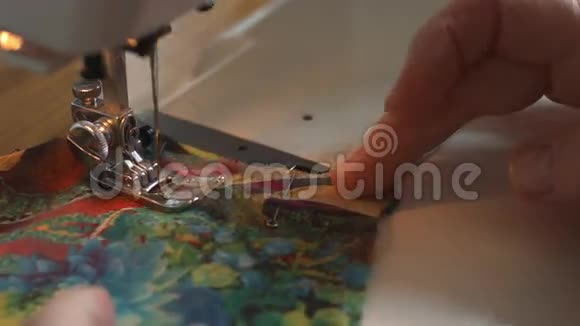 女士在缝纫机上的手工缝纫视频的预览图