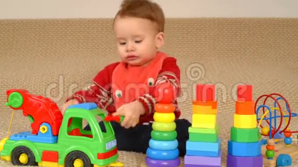 孩子玩玩具卡车视频的预览图