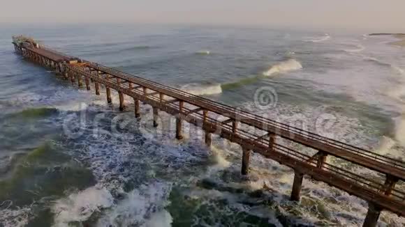 从空中看到一个木墩进入海洋视频的预览图