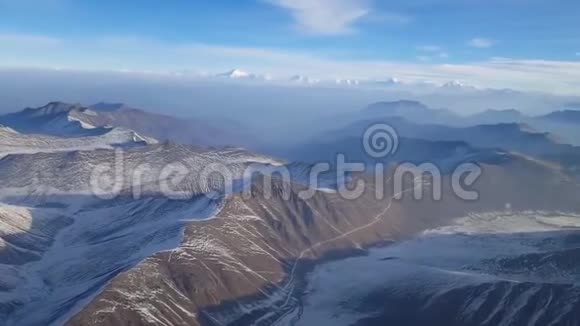 美丽的空中无人机观雪覆盖石岩山顶山崖大链山脉云冬景观视频的预览图