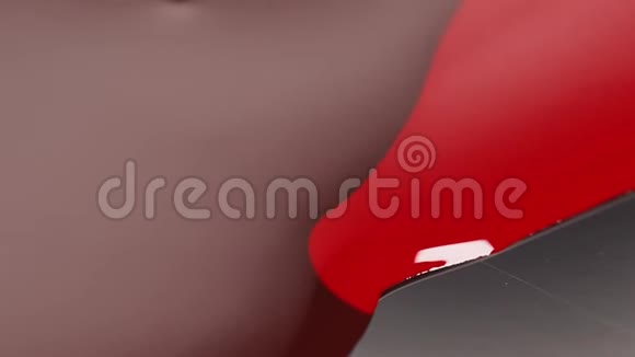 红色油漆口红液体质地油彩为油漆混合色调艺术化妆为面部混合颜色视频的预览图