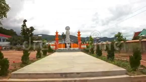 沿佛寺经出口大门至道路视频的预览图