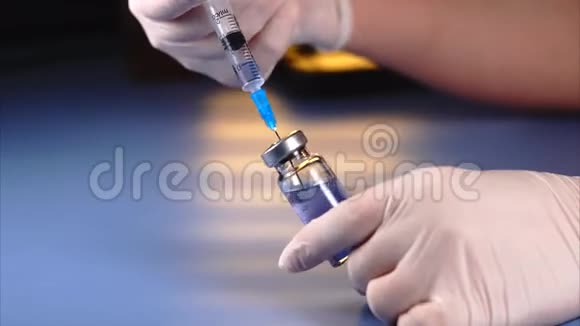 混合药物护士用注射器喷射到药品的安瓿里视频的预览图