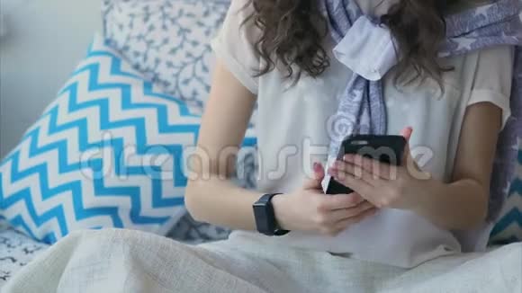 用智能手机交谈的智能手表近距离拍摄女性的手视频的预览图