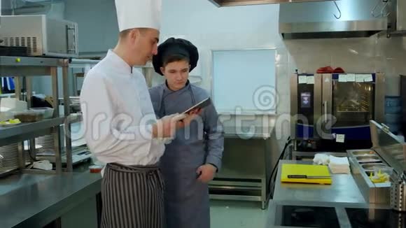 厨师讲解用数码平板电脑给学员做帽子菜视频的预览图