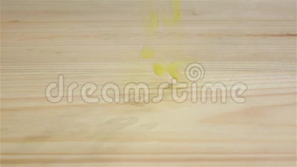 意大利面上的意大利面木制背景慢动作视频的预览图