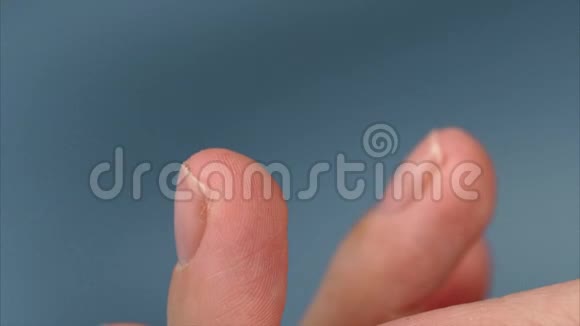 女人手指上戴着柳叶刀手指上的血迹视频的预览图
