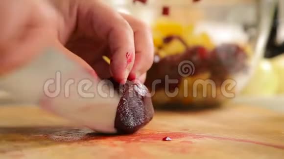 把煮熟的甜菜根切在木板上视频的预览图