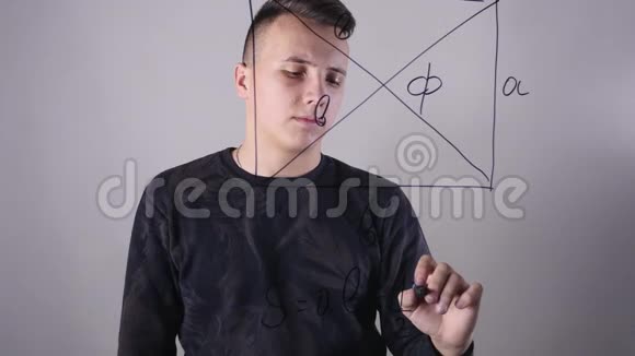 一个男人在玻璃白板上写公式的特写视频的预览图