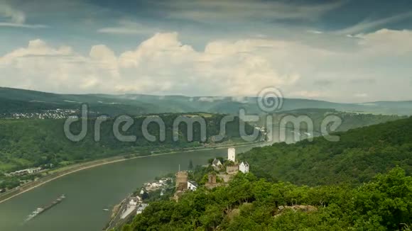 利本斯坦城堡和斯特伦伯格城堡在莱茵河谷上空的时间流逝视频的预览图