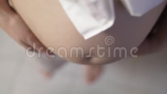 双手放在腹部的孕妇视频的预览图