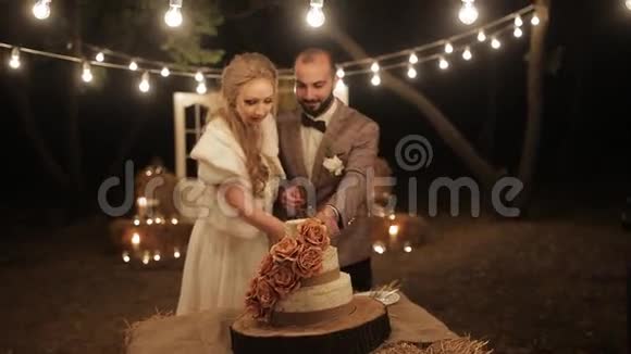 一对夫妇切了结婚蛋糕室外视频的预览图