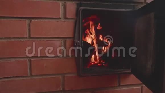 用红砖做的壁炉里的火焰慢镜头视频的预览图