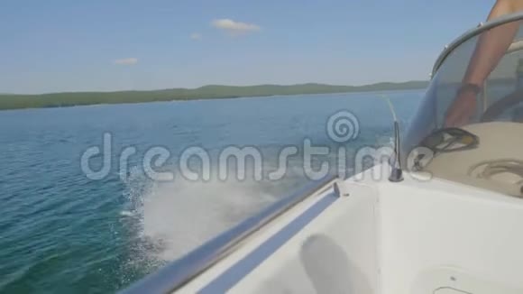 波浪泡沫飞溅使船马达在湖里波浪和泡沫由摩托艇的螺旋桨制成微量视频的预览图