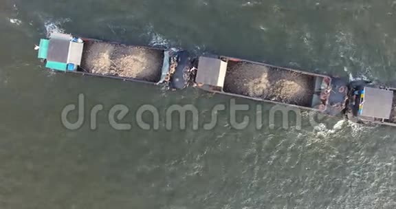 潮佛拉雅河上船的高空场景视频的预览图