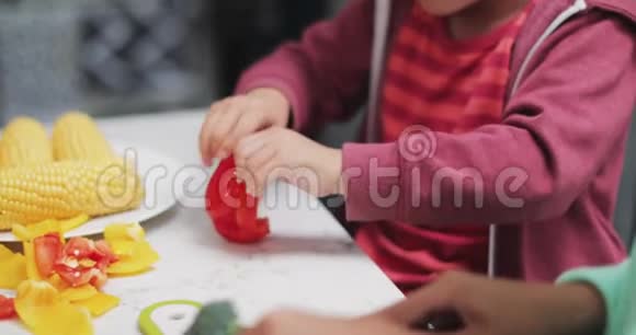 儿童帮助准备晚餐蔬菜视频的预览图