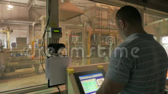 领班在混凝土砌块厂控制从操作人员房间生产视频的预览图