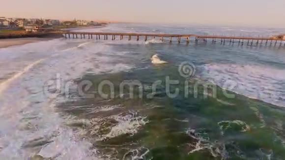 大西洋的波浪围绕着一堆木墩断裂视频的预览图