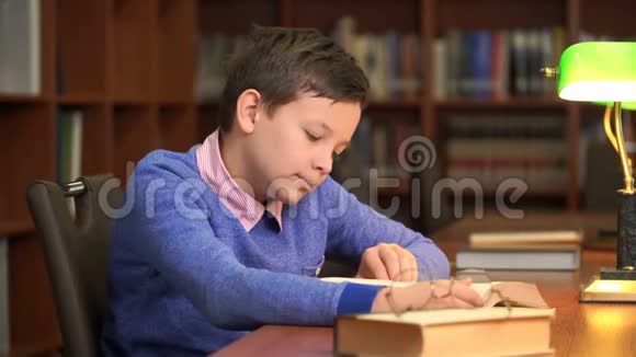 小学生在图书馆或房间里做作业的肖像视频的预览图