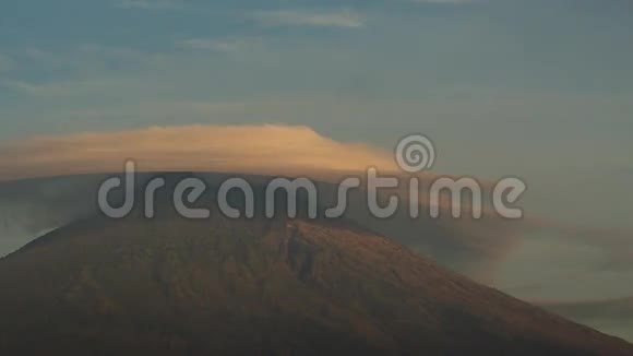 印尼阿贡山火山日出视频的预览图