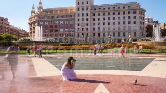 加泰罗尼亚广场的时间推移加泰罗尼亚广场或加泰罗尼亚广场被认为是巴塞罗那的市中心视频的预览图