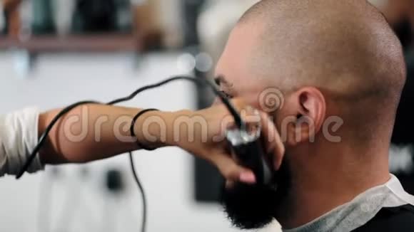 理发店的女明星刮胡子男视频的预览图