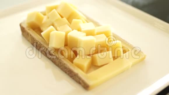 切片的奶酪放在纸板上视频的预览图