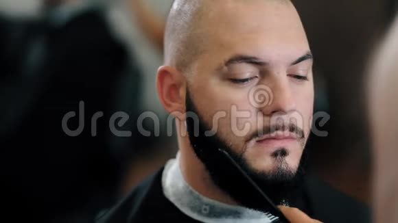 理发店的女明星刮胡子男视频的预览图