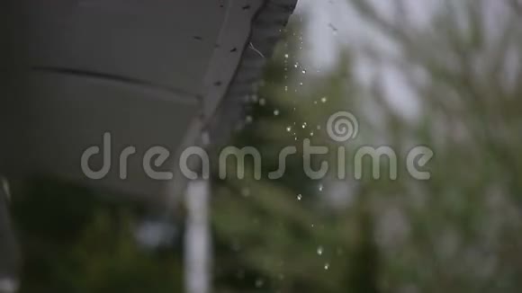 雨水和避难所的屋顶视频的预览图