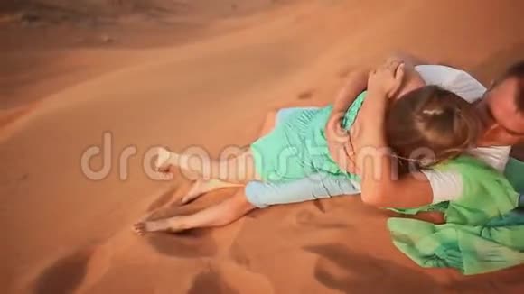爱情夫妻在沙漠中翻筋斗视频的预览图