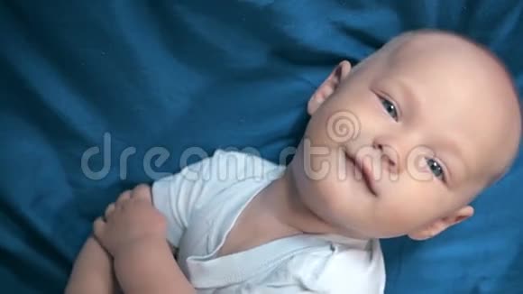 一个6个月大的婴儿在白色背景上微笑的肖像视频的预览图