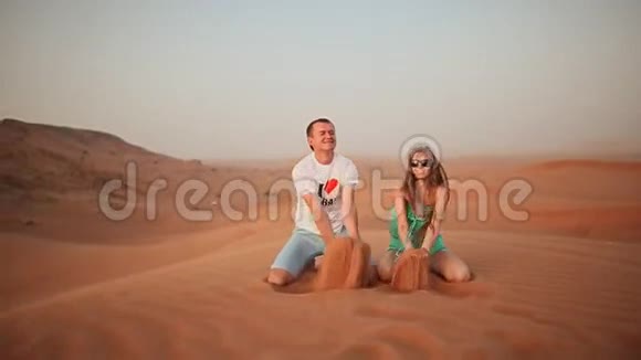恋爱中的情侣在沙漠中抛沙视频的预览图