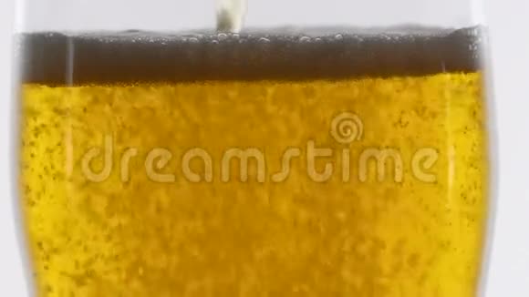 啤酒倒进玻璃杯视频的预览图