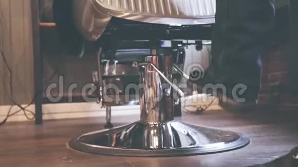 老式理发椅理发椅上的金属踏板烧烤椅视频的预览图