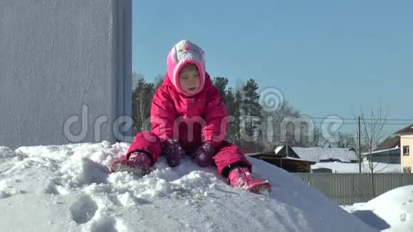 小女孩喜欢在冬天玩视频的预览图